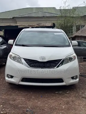 Toyota Sienna XLE FWD 8-Passenger 2013 White