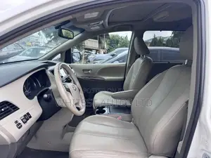 Toyota Sienna XLE FWD 8-Passenger 2013 White
