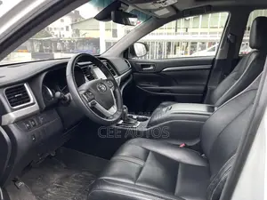 Toyota Highlander SE 4x2 V6 (3.5L 6cyl 8A) 2017 White
