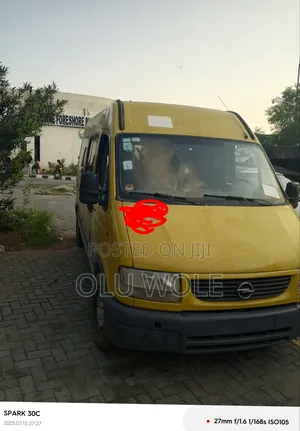 Opel Vivaro 2009 Yellow