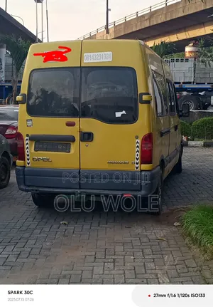Opel Vivaro 2009 Yellow