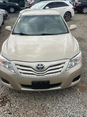 Toyota Camry LE 4dr Sedan (2.5L 4cyl 6A) 2011 Gold