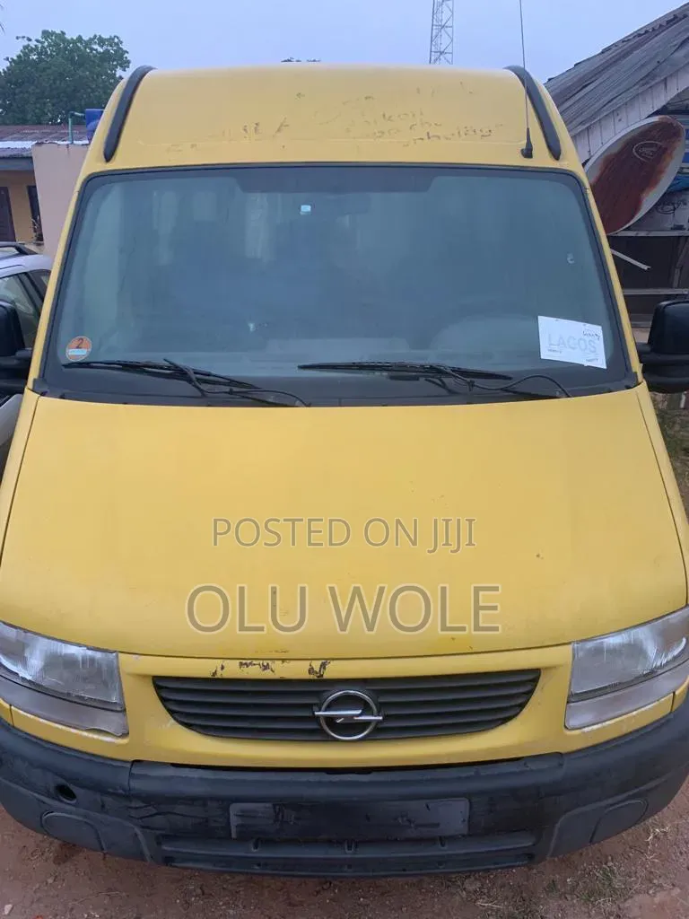 Opel Vivaro 2009 Yellow