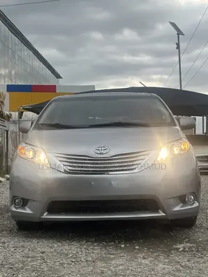 Toyota Sienna XLE AWD 7-Passenger 2013 Silver