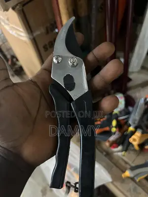 Heavy-Duty Handheld Tools for Gardening
