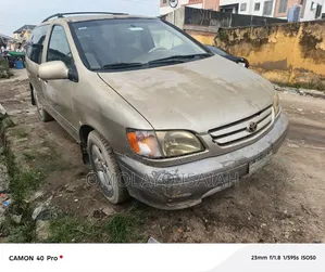 Toyota Sienna 2002 Gold