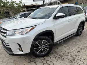 Toyota Highlander XLE 4x4 V6 (3.5L 6cyl 8A) 2017 White