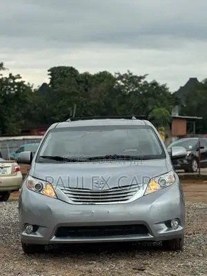 Toyota Sienna XLE AWD 7-Passenger 2013 Gray