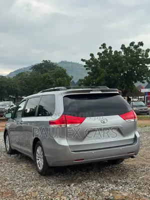 Toyota Sienna XLE AWD 7-Passenger 2013 Gray