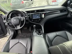 Toyota Camry XLE FWD 2020 Silver
