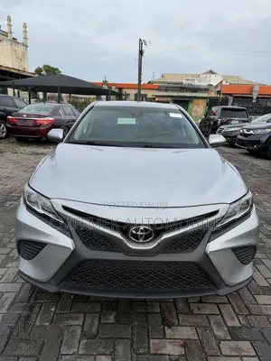 Toyota Camry XLE FWD 2020 Silver