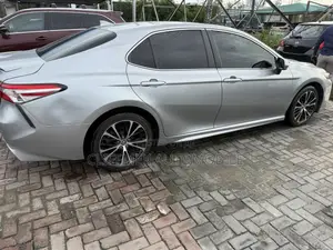 Toyota Camry XLE FWD 2020 Silver