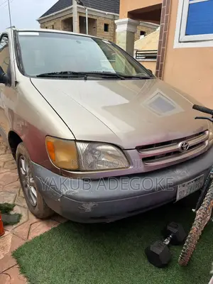 Toyota Sienna 2000 Gold