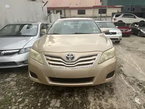 Toyota Camry LE 4dr Sedan (2.5L 4cyl 6AM) 2010 Gold
