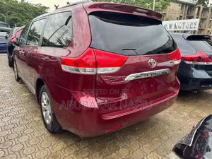 Toyota Sienna 2013 Brown