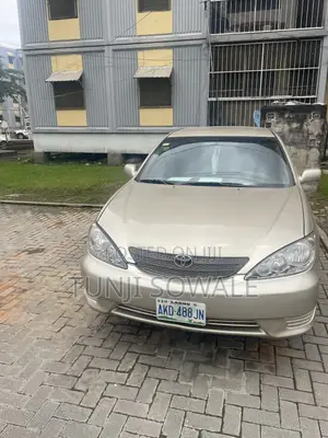 Toyota Camry LE 4dr Sedan (2.4L 4cyl 4A) 2004 Gold