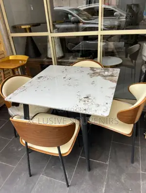 Luxury Minimalist Modern 4 Seaters Dinning Set