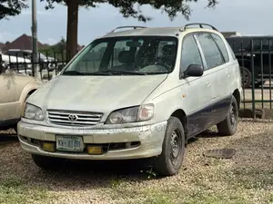 Toyota Picnic 2000 Silver