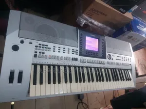 Yamaha Keyboard S700