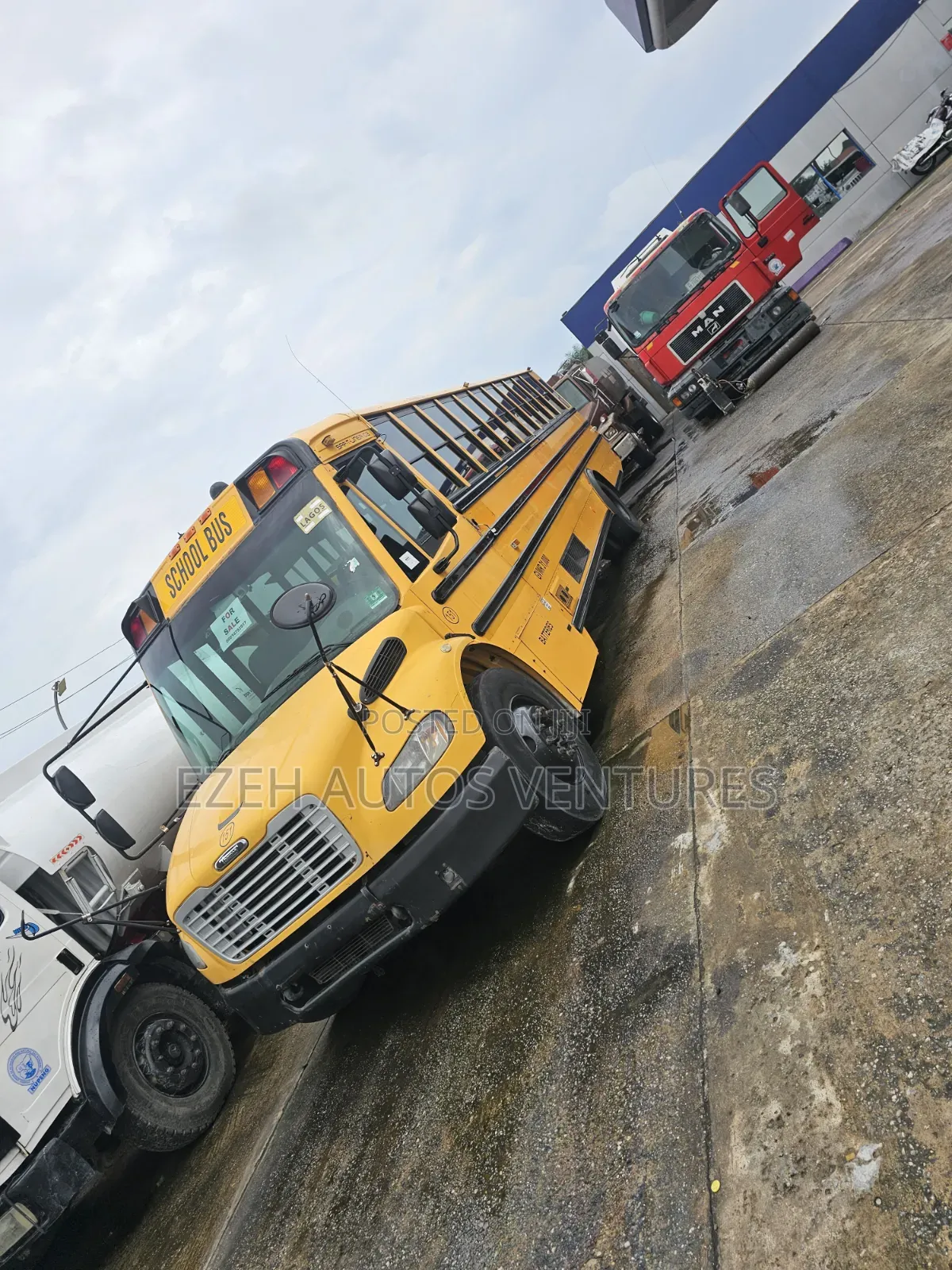 Freightliner M2 Ameritrans 2010 Yellow