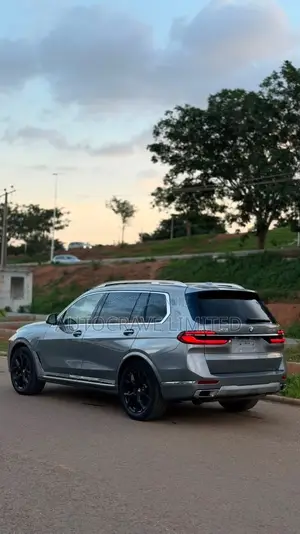 BMW X7 xDrive40i Sports Activity Vehicle 2025 Gray
