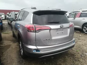 Toyota RAV4 XLE FWD (2.5L 4cyl 6A) 2017 Silver