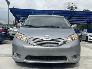 Toyota Sienna XLE FWD 8-Passenger 2013 Silver
