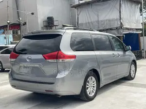 Toyota Sienna XLE FWD 8-Passenger 2013 Silver
