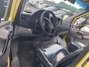 Mercedes-Benz Sprinter 2010 Yellow