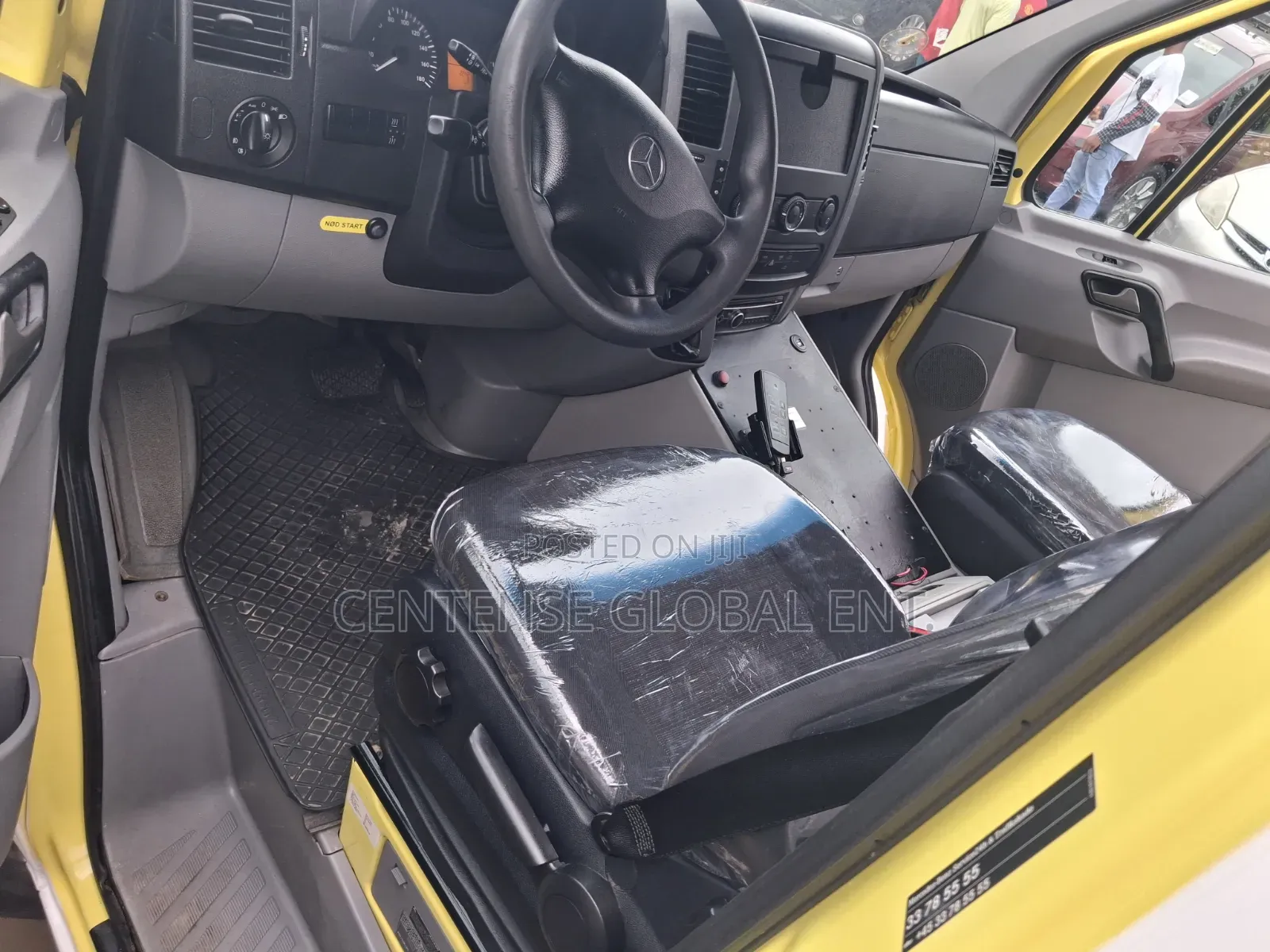 Mercedes-Benz Sprinter 2010 Yellow
