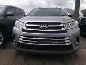 Toyota Highlander XLE 4x4 V6 (3.5L 6cyl 8A) 2018 Gray