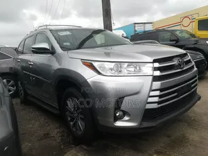 Toyota Highlander XLE 4x4 V6 (3.5L 6cyl 8A) 2018 Gray