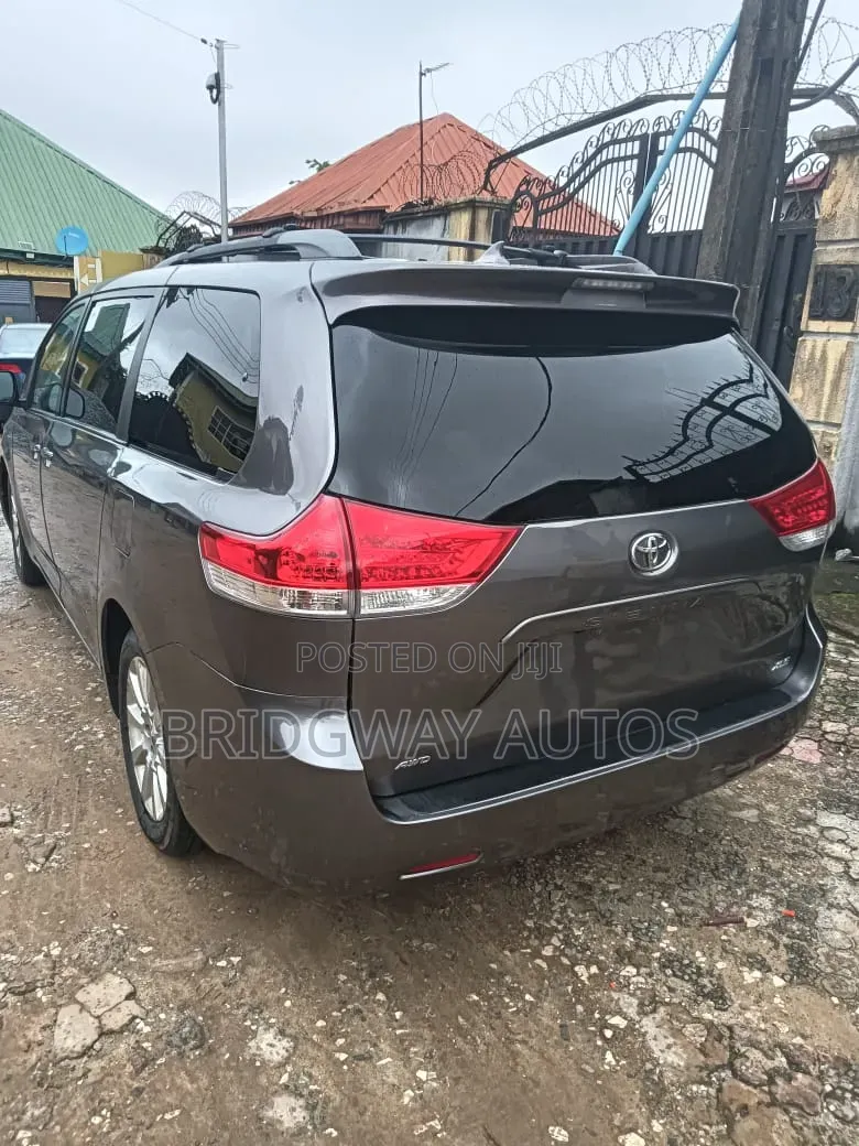 Toyota Sienna 2011 Gray