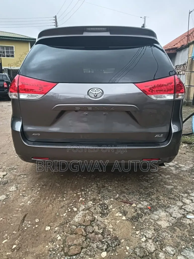 Toyota Sienna 2011 Gray