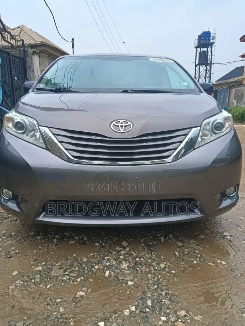 Toyota Sienna 2011 Gray