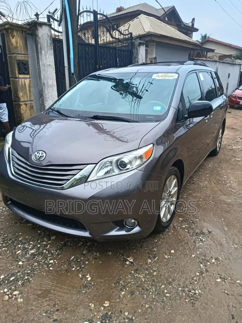 Toyota Sienna 2011 Gray