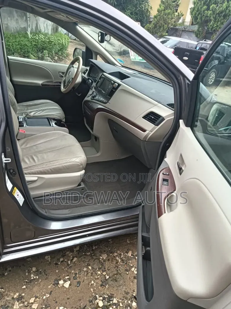 Toyota Sienna 2011 Gray