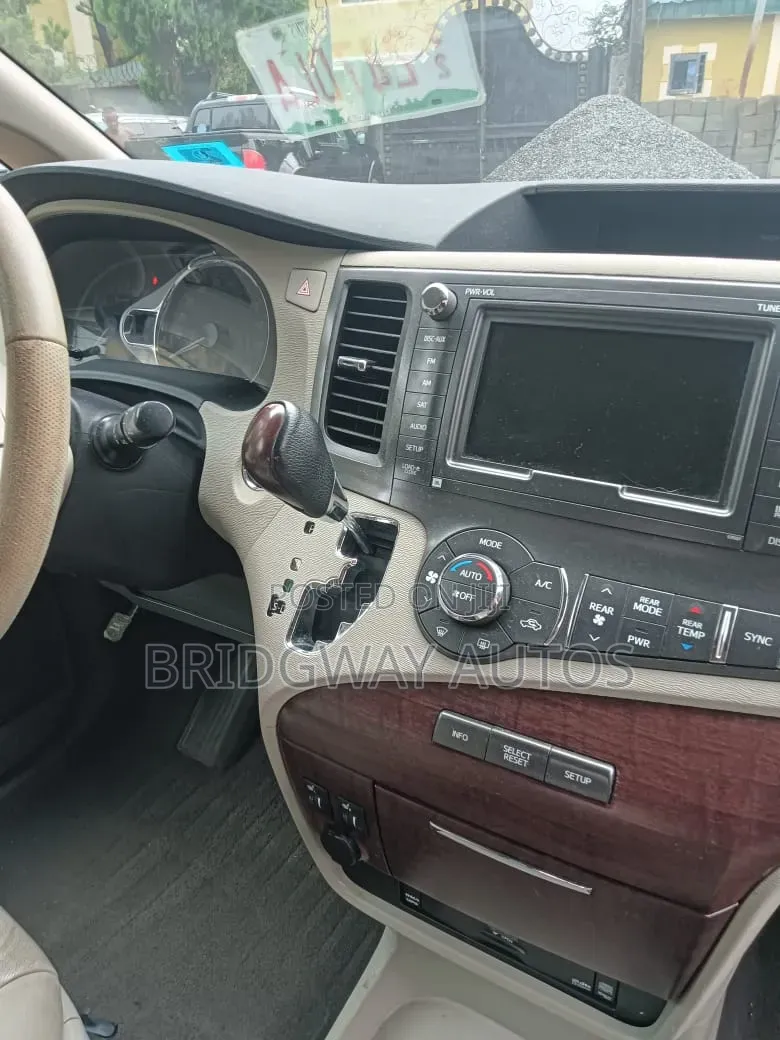 Toyota Sienna 2011 Gray