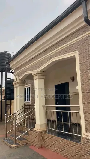 4bdrm Bungalow in Iguadolor, Siluko Rd, Benin City for sale