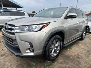 Toyota Highlander XLE 4dr SUV (3.5L 6cyl 6A) 2015 Gold