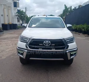 Toyota Hilux 2021 White