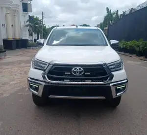 Toyota Hilux 2021 White
