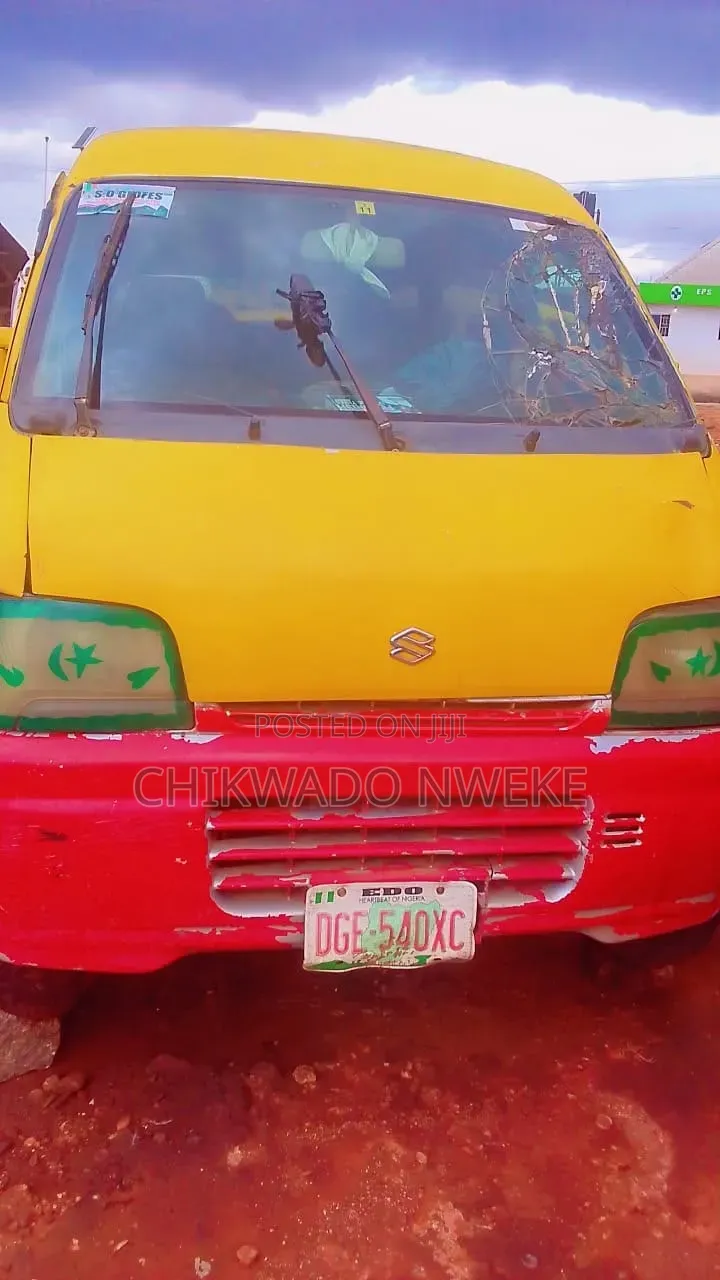 Bus 2023 Yellow