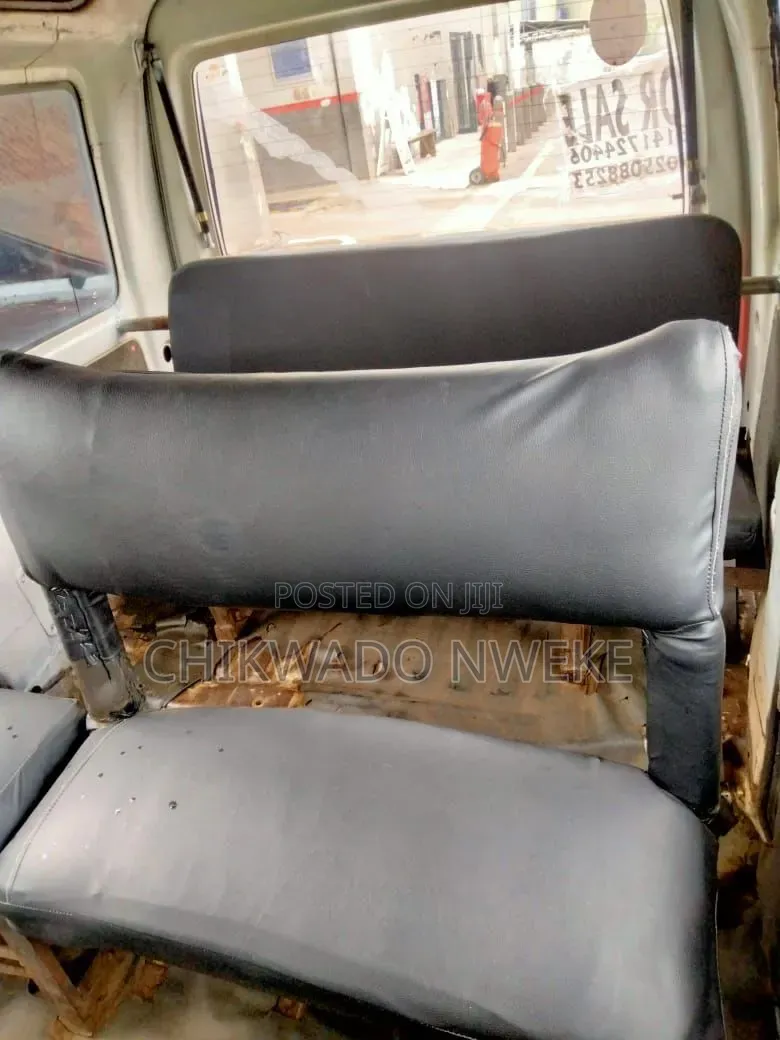 Bus 2023 Yellow