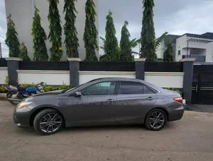 Toyota Camry SE 4dr Sedan (2.5L 4cyl 6A) 2016 Gray