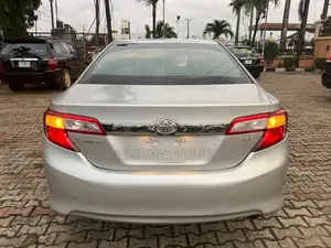 Toyota Camry XLE 4dr Sedan (2.5L 4cyl 6A) 2013 Gold