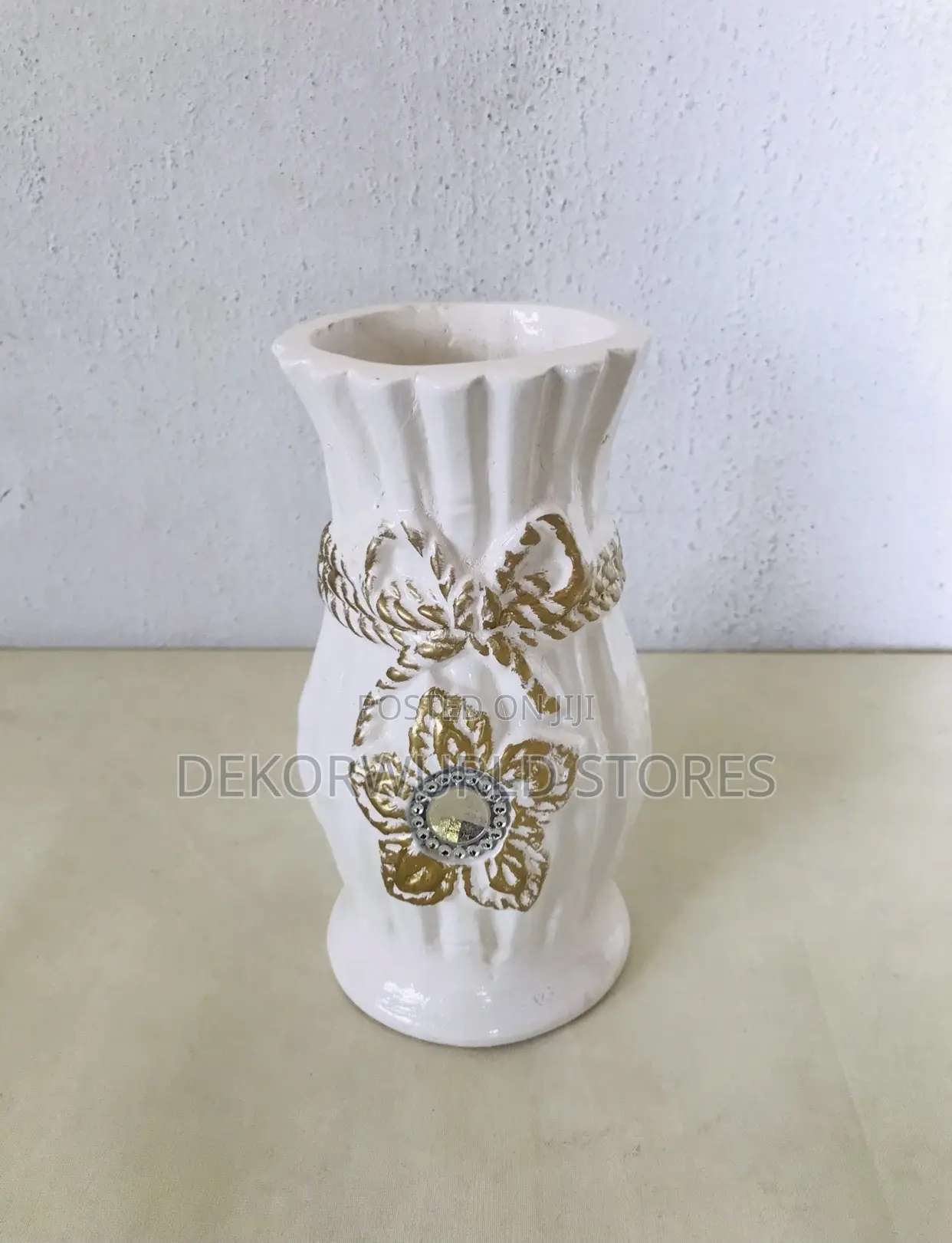 Round Table Vase