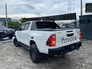 Toyota Hilux 2023 White