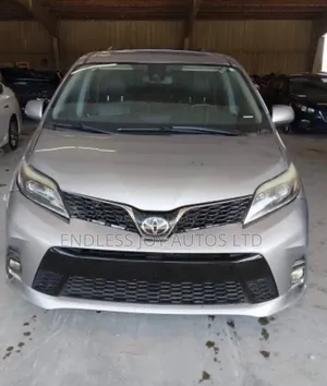 Toyota Sienna SE Premium (3.5L 6cyl 8A) 2018 Silver