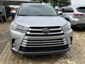 Toyota Highlander SE 4x2 V6 (3.5L 6cyl 8A) 2017 Silver